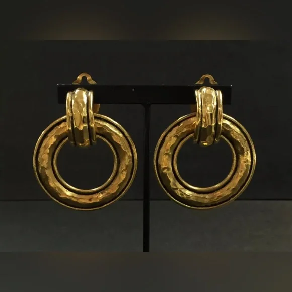 Chanel vintage 24kt gold plated hammered door knocker hoop clip on earrings. - Picture 2 of 11